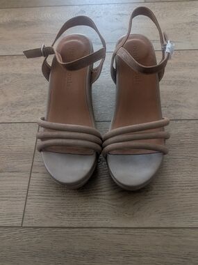 Gentle Souls Womens Tan Strappy Slingback Sandals